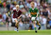 24 July 2022; Danann Glynn, Lisnagry N.S., Lisnagry, Limerick, representing Kerry, and Myles Nelligan, St. Joseph's N.S., Ballyadams, Laois, representing Galway, during the INTO Cumann na mBunscol GAA Respect Exhibition Go Games at GAA All-Ireland Senior Football Championship Final match between Kerry and Galway at Croke Park in Dublin. Photo by Stephen McCarthy/Sportsfile