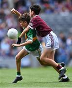 24 July 2022; Conor O' Brien, St. Pius X BNS, Terenure, Dublin, representing Kerry, in action against Devin De Burca, Gaelscoil Mhic Amhlaigh, Cnoc na Cathrach, Co. Gaillimh, representing Galway, during the INTO Cumann na mBunscol GAA Respect Exhibition Go Games at GAA All-Ireland Senior Football Championship Final match between Kerry and Galway at Croke Park in Dublin. Photo by Piaras Ó Mídheach/Sportsfile