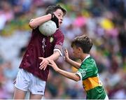 24 July 2022; Oran Kenny, St Saran's N.S., Belmont, Birr, Offaly, representing Galway, in action against Conor O' Brien, St. Pius X BNS, Terenure, Dublin, representing Kerry, during the INTO Cumann na mBunscol GAA Respect Exhibition Go Games at GAA All-Ireland Senior Football Championship Final match between Kerry and Galway at Croke Park in Dublin. Photo by Piaras Ó Mídheach/Sportsfile