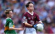 24 July 2022; Devin De Burca, Gaelscoil Mhic Amhlaigh, Cnoc na Cathrach, Co. Gaillimh, representing Galway, in action against Ruairí Collins, St Joseph’s PS, Bessbrook, Armagh, representing Kerry, during the INTO Cumann na mBunscol GAA Respect Exhibition Go Games at GAA All-Ireland Senior Football Championship Final match between Kerry and Galway at Croke Park in Dublin. Photo by Piaras Ó Mídheach/Sportsfile