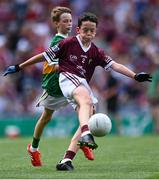 24 July 2022; Devin De Burca, Gaelscoil Mhic Amhlaigh, Cnoc na Cathrach, Co. Gaillimh, representing Galway, in action against Ruairí Collins, St Joseph’s PS, Bessbrook, Armagh, representing Kerry, during the INTO Cumann na mBunscol GAA Respect Exhibition Go Games at GAA All-Ireland Senior Football Championship Final match between Kerry and Galway at Croke Park in Dublin. Photo by Piaras Ó Mídheach/Sportsfile