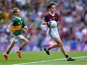 24 July 2022; Devin De Burca, Gaelscoil Mhic Amhlaigh, Cnoc na Cathrach, Co. Gaillimh, representing Galway, in action against Ruairí Collins, St Joseph’s PS, Bessbrook, Armagh, representing Kerry, during the INTO Cumann na mBunscol GAA Respect Exhibition Go Games at GAA All-Ireland Senior Football Championship Final match between Kerry and Galway at Croke Park in Dublin. Photo by Piaras Ó Mídheach/Sportsfile