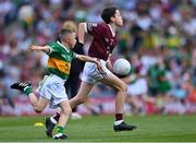 24 July 2022; Devin De Burca, Gaelscoil Mhic Amhlaigh, Cnoc na Cathrach, Co. Gaillimh, representing Galway, in action against Ruairí Ó Cathail, Gaelscoil Bhrian Bóroimhe, Coill na nÚll, Sord Co. Átha Cliath, representing Kerry, during the INTO Cumann na mBunscol GAA Respect Exhibition Go Games at GAA All-Ireland Senior Football Championship Final match between Kerry and Galway at Croke Park in Dublin. Photo by Piaras Ó Mídheach/Sportsfile