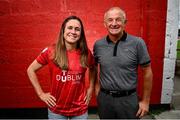 29 July 2022; Shelbourne Women's FC new signing Heather O'Reilly with manager Noel King at Tolka Park in Dublin. Photo by David Fitzgerald/Sportsfile