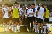 12 August 2022; Dundalk head coach Stephen O'Donnell, centre, speaks to his players in a water break during the SSE Airtricity League Premier Division match between Bohemians and Dundalk at Dalymount Park in Dublin. Photo by Sam Barnes/Sportsfile
