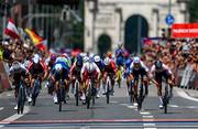 21 August 2022; Lorena Wiebes of Netherlands, right, sprints for the line on her way to winning the 28th UEC Women's Road Cycling Race during day 11 of the European Championships 2022 at Odeonsplatz in Munich, Germany. Photo by Ben McShane/Sportsfile