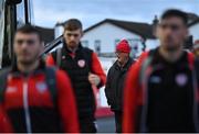 24 October 2022; League of Ireland supporter Tom Simmons welcomes the Derry City squad off the team bus before the SSE Airtricity League Premier Division match between Sligo Rovers and Derry City at The Showgrounds in Sligo. Photo by Piaras Ó Mídheach/Sportsfile
