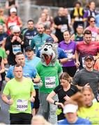 30 October 2022; Paul Comerford, from Kilkenny, centre, competes in the 2022 Irish Life Dublin Marathon. 25,000 runners took to the Fitzwilliam Square start line to participate in the 41st running of the Dublin Marathon after a two-year absence. Photo by Harry Murphy/Sportsfile