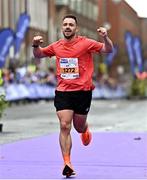 30 October 2022; Keith Hughes from Louth celebrates finishing the 2022 Irish Life Dublin Marathon. 25,000 runners took to the Fitzwilliam Square start line to participate in the 41st running of the Dublin Marathon after a two-year absence. Photo by Sam Barnes/Sportsfile