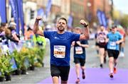 30 October 2022; Ricardo Kol celebrates finishing the 2022 Irish Life Dublin Marathon. 25,000 runners took to the Fitzwilliam Square start line to participate in the 41st running of the Dublin Marathon after a two-year absence. Photo by Sam Barnes/Sportsfile