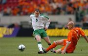 5 June 2004; Alan Quinn, Republic of Ireland, in action against Jaap Stam, Holland. International Friendly, Holland v Republic of Ireland, Amsterdam Arena, Amsterdam, Holland. Picture credit; David Maher / SPORTSFILE