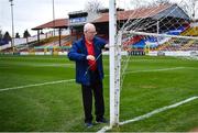 17 February 2023; Shelbourne groundsman Eamon White ties the goal posts in preparation for the warm-ups before the SSE Airtricity Men's Premier Division match between Shelbourne and Drogheda United at Tolka Park in Dublin. Photo by Tyler Miller/Sportsfile