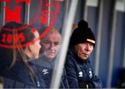 18 March 2023; Shelbourne manager Noel King, centre, shelters from the rain before the SSE Airtricity Women's Premier Division match between Shelbourne and Shamrock Rovers at Tolka Park in Dublin. Photo by Tyler Miller/Sportsfile