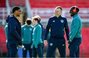 26 March 2023; Republic of Ireland manager Jim Crawford, centre, with players Armstrong Oko-Flex, left, and Festy Ebosele before the Under-21 international friendly match between Republic of Ireland and Iceland at Turners Cross in Cork. Photo by Seb Daly/Sportsfile