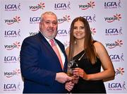 31 March 2023; Ciara Gilsenan of DKIT receives her Yoplait Rising Stars award from Ladies HEC chairperson Daniel Caldwell at the 2022 Yoplait HEC All Stars evening, at the Dublin Bonnington Hotel in Dublin. Photo by Piaras Ó Mídheach/Sportsfile
