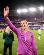 11 April 2023; United States goalkeeper Casey Murphy wearing the jersey of Republic of Ireland goalkeeper Courtney Brosnan after the women's international friendly match between USA and Republic of Ireland at CITYPARK in St Louis, Missouri, USA. Photo by Stephen McCarthy/Sportsfile