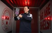 20 April 2023; Megan Smyth-Lynch of Shelbourne FC with her SSE Airtricity Player of the Month award for March 2023 at Tolka Park in Dublin. Photo by Sam Barnes/Sportsfile