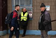 21 April 2023; Tom Simmons offers advice to Ryan Brennan of Drogheda United on his arrival for the SSE Airtricity Men's Premier Division match between Drogheda United and Bohemians at Weaver's Park in Drogheda, Louth. Photo by Stephen McCarthy/Sportsfile
