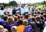 25 August 2023; Notre Dame defensive lineman Devan Houstan, centre, with young Kilmacud Crokes players during a Notre Dame Football Clinic at Kilmacud Crokes GAA in Dublin, ahead of the Aer Lingus College Football Classic match between Notre Dame and Navy at the Aviva Stadium in Dublin. Photo by David Fitzgerald/Sportsfile