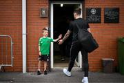 8 October 2023; Cork City supporter Ronan Long, age 10, greets Ruairi Keating on his arrival for the Sports Direct Men’s FAI Cup semi-final match between Cork City and St Patrick's Athletic at Turner’s Cross in Cork. Photo by Stephen McCarthy/Sportsfile