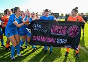 14 October 2023; Peamount United players celebrate after claiming the title after victory in the SSE Airtricity Women's Premier Division match between Wexford Youths and Peamount United at Ferrycarrig Park in Wexford. Photo by Piaras Ó Mídheach/Sportsfile