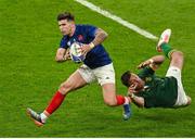 15 October 2023; Matthieu Jalibert of France evades the tackle of Handre Pollard of South Africa during the 2023 Rugby World Cup quarter-final match between France and South Africa at the Stade de France in Paris, France. Photo by Brendan Moran/Sportsfile