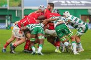 29 October 2023; A Munster maul pushes forward during the United Rugby Championship match between Benetton and Munster at Stadio Monigo in Treviso, Italy. Photo by Massimiliano Carnabuci/Sportsfile