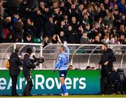 3 November 2023; Shamrock Rovers goalkeeper Alan Mannus acknowledges supporters after being substituted during the SSE Airtricity Men's Premier Division match between Shamrock Rovers and Sligo Rovers at Tallaght Stadium in Dublin. Photo by Stephen McCarthy/Sportsfile