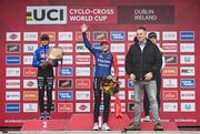 26 November 2023; Minister of State for Sport and Physical Education, Thomas Byrne TD, presents the first place flowers to Lucinda Brand of Netherlands after the Elite Womens race during Round 5 of the UCI Cyclocross World Cup at the Sport Ireland Campus in Dublin. Photo by David Fitzgerald/Sportsfile