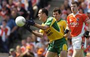 11 July 2004; Damien Diver, Donegal, takes possession ahead of Armagh's Ronan Clarke and team-mate Nial McCready. Bank of Ireland Ulster Senior Football Championship Final, Armagh v Donegal, Croke Park, Dublin. Picture credit; Matt Browne / SPORTSFILE