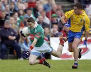 18 July 2004; Peadar Gardiner, Mayo, in action against Frankie Dolan, Roscommon. Bank of Ireland Connacht Senior Football Championship Final, Mayo v Roscommon, McHale Park, Castlebar, Co. Mayo. Picture credit; Damien Eagers / SPORTSFILE