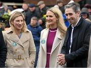 1 April 2024; Minister for Further and Higher Education, Research, Innovation and Science and leader of Fine Gael Simon Harris TD, right, with Minister for Justice Helen McEntee TD, and Fine Gael candidate for the forthcoming European elections and former jockey Nina Carberry, left, on day three of the Fairyhouse Easter Festival at Fairyhouse Racecourse in Ratoath, Meath. Photo by Seb Daly/Sportsfile