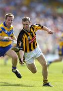 31 July 2004; Tommy Walsh, Kilkenny, in action against James O'Conor, Clare. Guinness All-Ireland Hurling Championship Quarter Final Replay, Clare v Kilkenny, Semple Stadium, Thurles, Co. Tipperary. Picture credit; Brendan Moran / SPORTSFILE