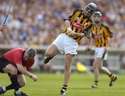 31 July 2004; John Hoyne, Kilkenny, shoots for a point as referee Pat Horan takes cover. Guinness All-Ireland Hurling Championship Quarter Final Replay, Clare v Kilkenny, Semple Stadium, Thurles, Co. Tipperary. Picture credit; Brendan Moran / SPORTSFILE