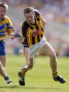 31 July 2004; Tommy Walsh, Kilkenny, in action against Clare. Guinness All-Ireland Hurling Championship Quarter Final Replay, Clare v Kilkenny, Semple Stadium, Thurles, Co. Tipperary. Picture credit; Brendan Moran / SPORTSFILE
