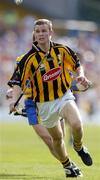 31 July 2004; Tommy Walsh, Kilkenny, in action against Clare. Guinness All-Ireland Hurling Championship Quarter Final Replay, Clare v Kilkenny, Semple Stadium, Thurles, Co. Tipperary. Picture credit; Brendan Moran / SPORTSFILE