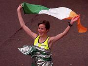 26 April 1998; Catherina McKiernan of Ireland celebrates after winning the London Marathon in London, England. Photo by Brendan Moran/Sportsfile