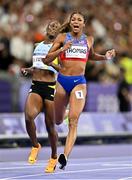 6 August 2024; Gabrielle Thomas of Team United States celebrates winning the women's 200m final at the Stade de France during the 2024 Paris Summer Olympic Games in Paris, France. Photo by Sam Barnes/Sportsfile