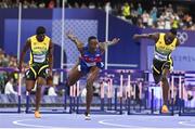8 August 2024; Grant Holloway of Team United States, centre, dips for the line to win gold in the men's 110m hurdles finalat the Stade de France during the 2024 Paris Summer Olympic Games in Paris, France. Photo by Sam Barnes/Sportsfile