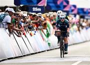 6 September 2024; Katie-George Dunlevy, and pilot Linda Kelly, front, of Ireland cross the line to finish second in the Women's B road race on day nine of the Paris 2024 Paralympic Games at Clichy-sous- Bois in Paris, France. Photo by Harry Murphy/Sportsfile