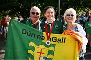 6 September 2024; Katie-George Dunlevy of Ireland, centre, with parents John and Alana after winning silver in the women's B road race on day nine of the Paris 2024 Paralympic Games at Clichy-sous-bois in Paris, France. Photo by Harry Murphy/Sportsfile