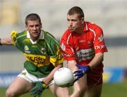 29 August 2004; Niall McCusker, Derry, in action against Dara O Cinneide, Kerry. Bank of Ireland Senior Football Championship Semi-Final, Derry v Kerry, Croke Park, Dublin. Picture credit; Brian Lawless / SPORTSFILE