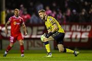 14 February 2025; Shelbourne goalkeeper Conor Kearns during the SSE Airtricity Men's Premier Division match between Shelbourne and Derry City at Tolka Park in Dublin. Photo by Sam Barnes/Sportsfile