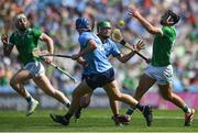 21 June 2025; Aidan O'Connor of Limerick gets a pass off to teammate Cian Lynch despite the efforts of Dublin players, from left, John Bellew and Paddy Doyle during the GAA Hurling All-Ireland Senior Championship quarter-final match between Dublin and Limerick at Croke Park in Dublin. Photo by John Sheridan/Sportsfile