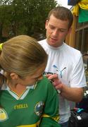 27 September 2004; Kerry captain Dara O'Cinneide signs the shirt of Kerry supporter Mairin Egan prior to the teams departure from the Burlington Hotel, Dublin. Picture credit; Damien Eagers / SPORTSFILE