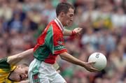 26 September 2004; Alan Dillon, Mayo, goes past the challenge of Kerry goalkeeper Diarmuid Murphy. Bank of Ireland All-Ireland Senior Football Championship Final, Kerry v Mayo, Croke Park, Dublin. Picture credit; Ray McManus / SPORTSFILE *** Local Caption *** Any photograph taken by SPORTSFILE during, or in connection with, the 2004 Bank of Ireland All-Ireland Senior Football Final which displays GAA logos or contains an image or part of an image of any GAA intellectual property, or, which contains images of a GAA player/players in their playing uniforms, may only be used for editorial and non-advertising purposes.  Use of photographs for advertising, as posters or for purchase separately is strictly prohibited unless prior written approval has been obtained from the Gaelic Athletic Association.