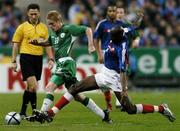 9 October 2004; Damien Duff, Republic of Ireland, in action against Alou Diarra, France. FIFA World Cup 2006 Qualifier, France v Republic of Ireland, Stade de France, Paris, France. Picture credit; David Maher / SPORTSFILE