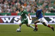 9 October 2004; Damien Duff, Republic of Ireland, in action against Olivier Dacourt, France. FIFA World Cup 2006 Qualifier, France v Republic of Ireland, Stade de France, Paris, France. Picture credit; Brendan Moran / SPORTSFILE
