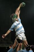 27 November 2004; Gonzalo Longo, Argentina, contests a lineout with Simon Easterby, Ireland. Rugby International, Ireland v Argentina, Lansdowne Road, Dublin. Picture credit; Brendan Moran / SPORTSFILE