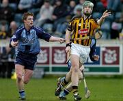 30 January 2005; Henry Shefflin, Kilkenny, in action against Dublin players Ger O'Meara, left, and Damien O'Reilly. Walsh Cup, Dublin v Kilkenny, Parnell Park, Dublin. Picture credit; Ray McManus / SPORTSFILE